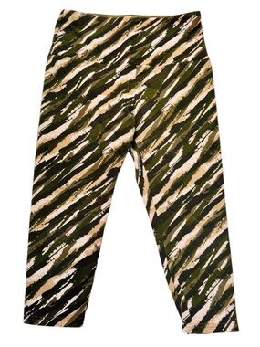 Suave Petite Capri Camouflage Leggings